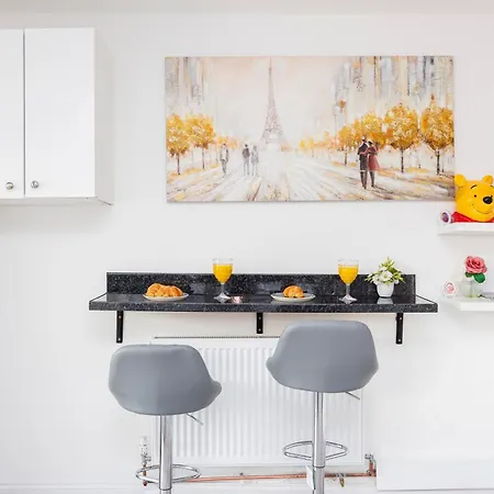 Stunning 2 Bed House With Parking In Dagenham Apartment